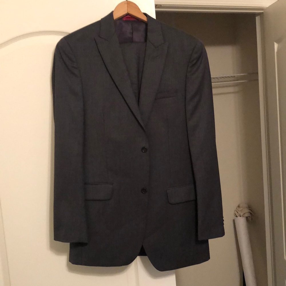 Dark suit.  Alfalni.  Medium to large sized.